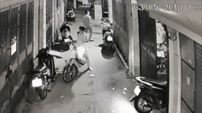 Hà Nội: Xuất hiện clip đôi nam nữ đưa bé gái đi ăn trộm túi xách, gây bức xúc dư luận