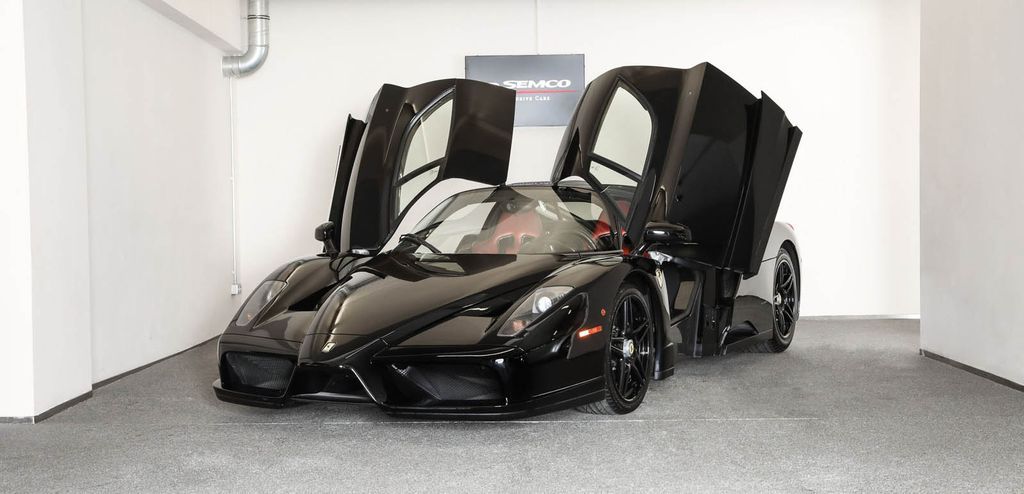 Siêu xe Ferrari Enzo màu đen hàng hiếm được chào bán với giá 2,4 triệu đô