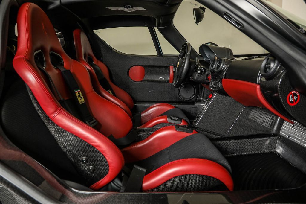 Siêu xe Ferrari Enzo màu đen hàng hiếm được chào bán với giá 2,4 triệu đô