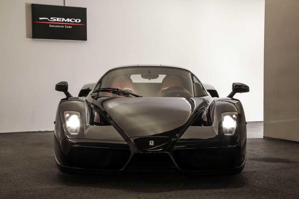 Siêu xe Ferrari Enzo màu đen hàng hiếm được chào bán với giá 2,4 triệu đô