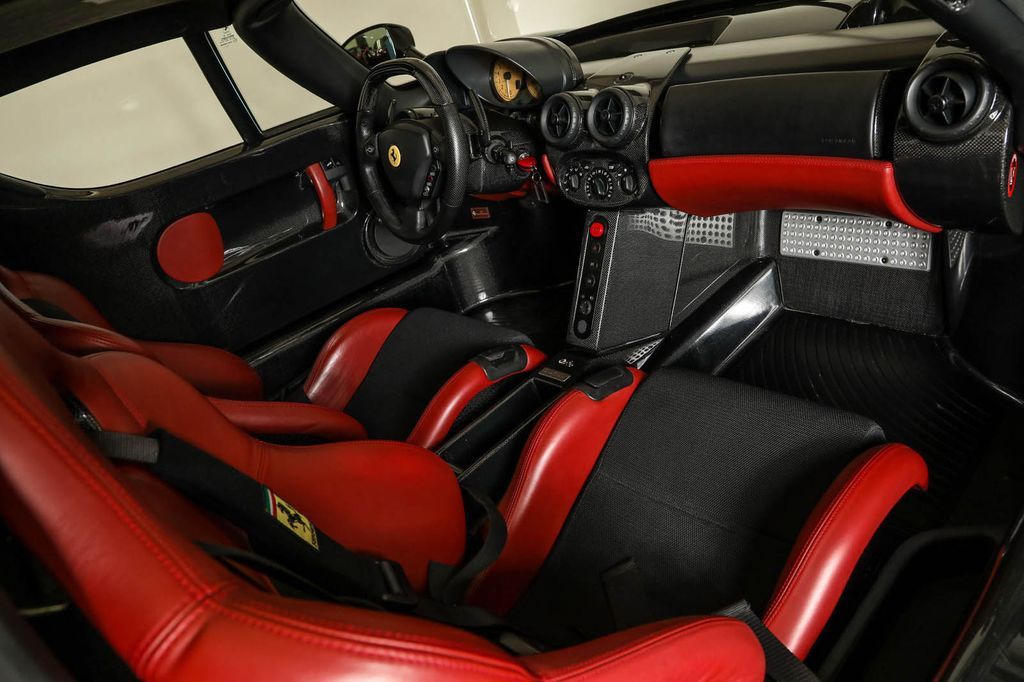Siêu xe Ferrari Enzo màu đen hàng hiếm được chào bán với giá 2,4 triệu đô