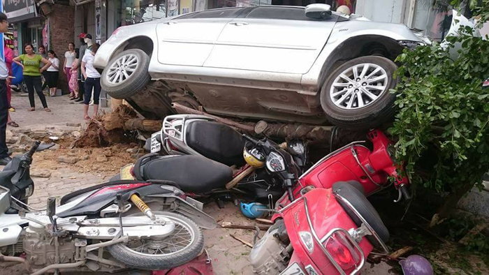 Xe điên lao lên vỉa hè, hạ gục cây xanh và 4 xe máy ở Chương Mỹ, Hà Nội