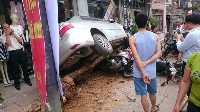 Xe điên lao lên vỉa hè, hạ gục cây xanh và 4 xe máy ở Chương Mỹ, Hà Nội