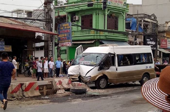 Xe điên lao lên vỉa hè, hạ gục cây xanh và 4 xe máy ở Chương Mỹ, Hà Nội