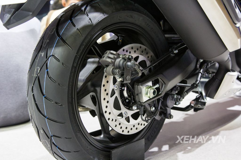 [VMCS 2017] Chi tiết mẫu maxi-scooter hiệu suất cao Yamaha T-MAX DX 2017