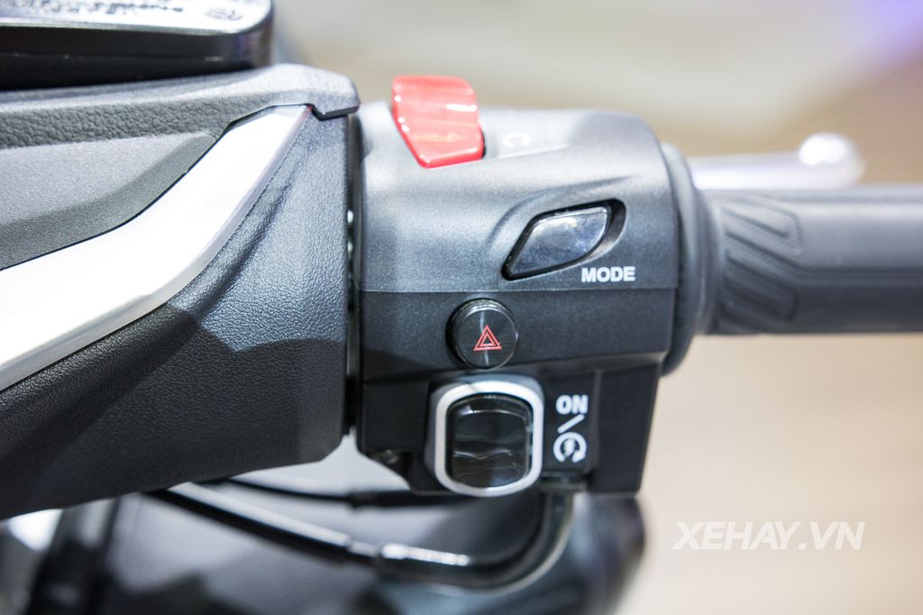 [VMCS 2017] Chi tiết mẫu maxi-scooter hiệu suất cao Yamaha T-MAX DX 2017