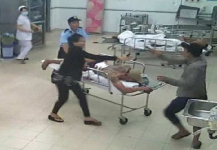 Hà Nội: Nhóm côn đồ xông vào bệnh viện khống chế bác sĩ, tấn công bệnh nhân