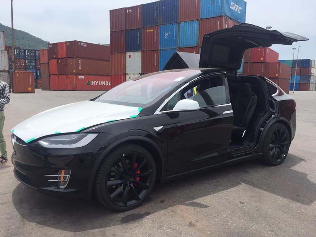 Chiếc Tesla Model X P100D đầu tiên