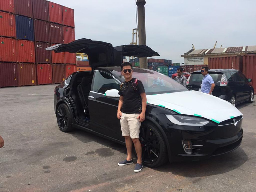 Chiếc Tesla Model X P100D đầu tiên 