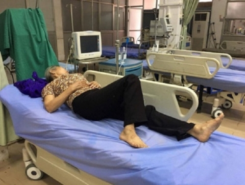 Thái Nguyên: 4 bà cháu nhập viện vì uống nước giải nhiệt… ô tô