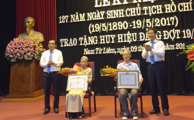 Trao huy hiệu 70 năm tuổi đảng cho các đảng viên quận Nam Từ Liêm và huyện Chương Mỹ