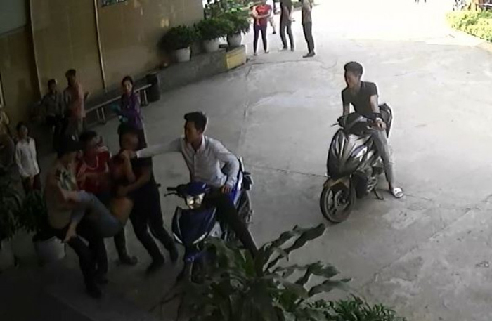 Phú Thọ: Người nhà bệnh nhân đe dọa, tấn công nhân viên bệnh viện