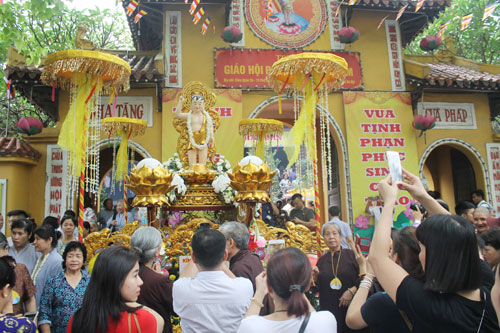 Dòng người đổ về chùa Quán Sứ dự đại lễ Phật đản 2017