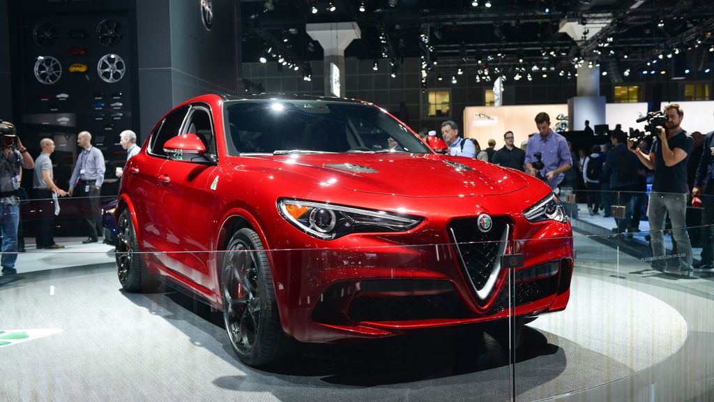Alfa Romeo tham gia phân khúc SUV với Stelvio mới, giá bán chỉ từ 980 triệu VNĐ