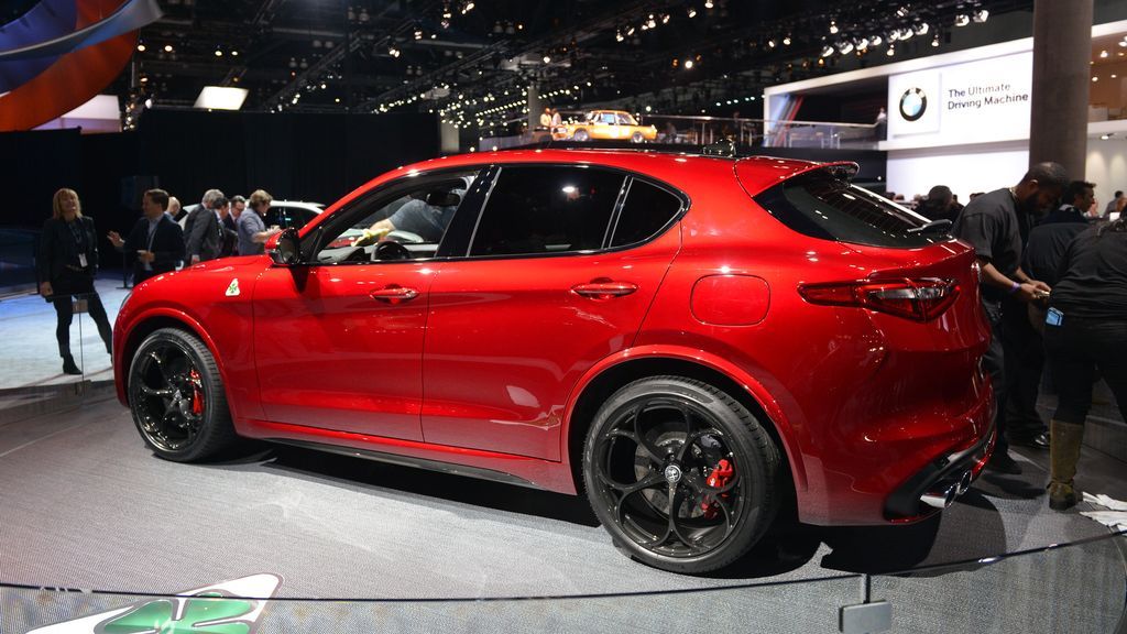 Alfa Romeo tham gia phân khúc SUV với Stelvio mới, giá bán chỉ từ 980 triệu VNĐ