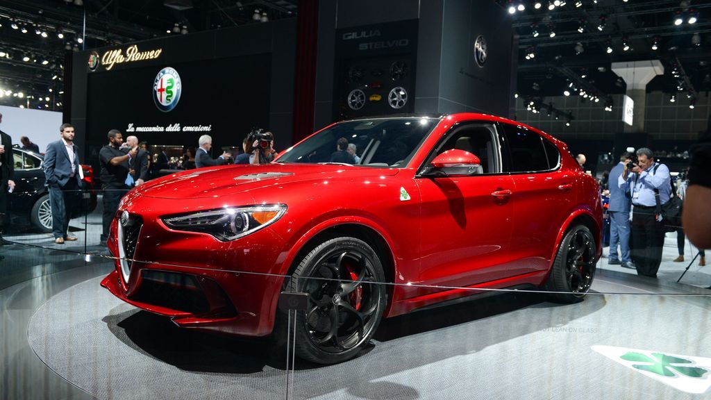 Alfa Romeo tham gia phân khúc SUV với Stelvio mới, giá bán chỉ từ 980 triệu VNĐ