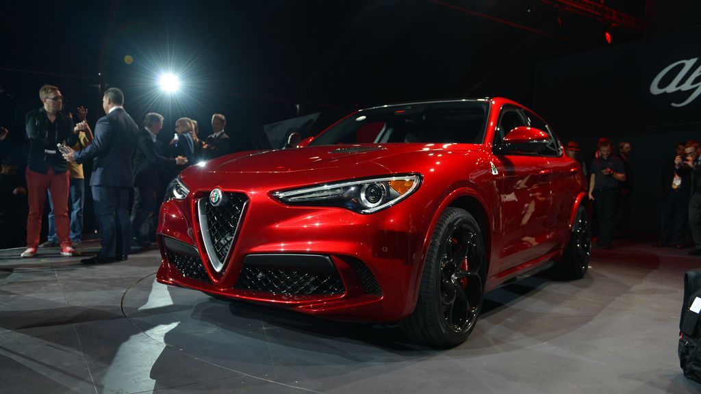 Alfa Romeo tham gia phân khúc SUV với Stelvio mới, giá bán chỉ từ 980 triệu VNĐ