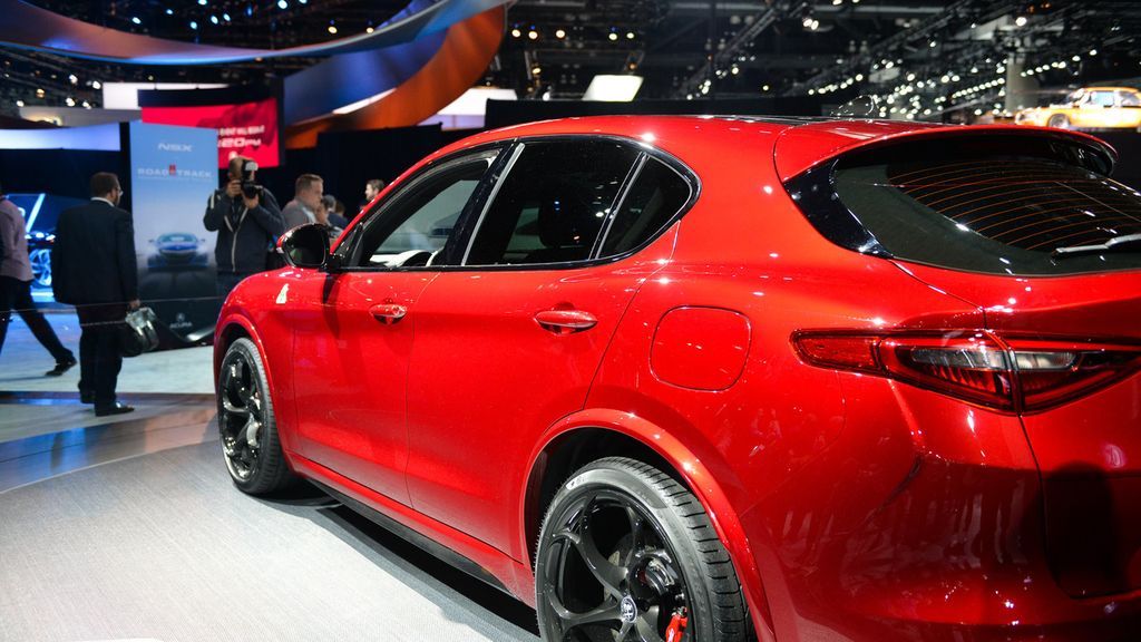 Alfa Romeo tham gia phân khúc SUV với Stelvio mới, giá bán chỉ từ 980 triệu VNĐ