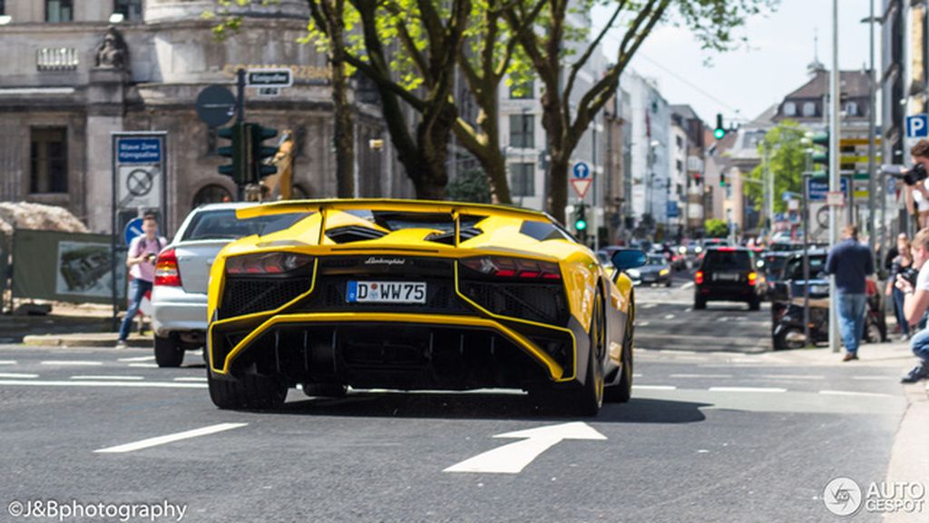 Xuất hiện Lamborghini Aventador SV mui trần với ngoại thất ấn tượng tại Đức
