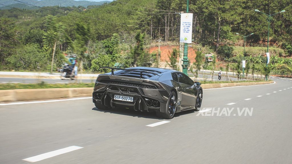 Người Đà Lạt thích thú khi nhìn thấy Lamborghini Huracan Novara độc nhất Việt Nam