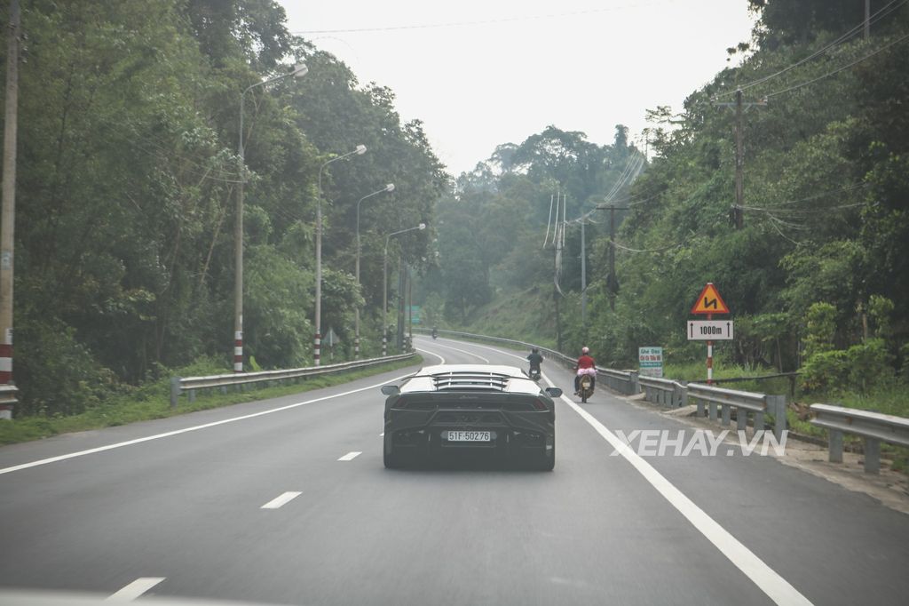 Người Đà Lạt thích thú khi nhìn thấy Lamborghini Huracan Novara độc nhất Việt Nam