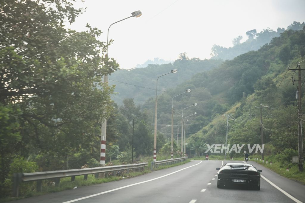 Người Đà Lạt thích thú khi nhìn thấy Lamborghini Huracan Novara độc nhất Việt Nam