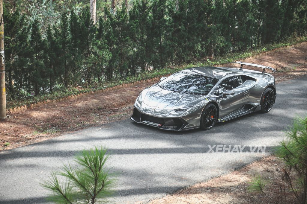 Người Đà Lạt thích thú khi nhìn thấy Lamborghini Huracan Novara độc nhất Việt Nam