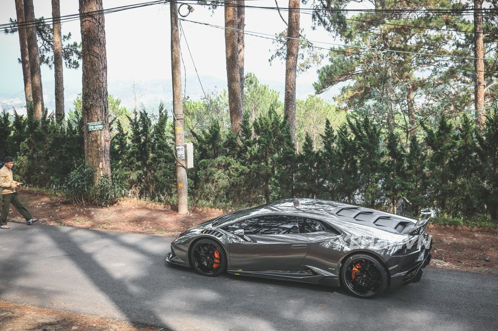 Người Đà Lạt thích thú khi nhìn thấy Lamborghini Huracan Novara độc nhất Việt Nam