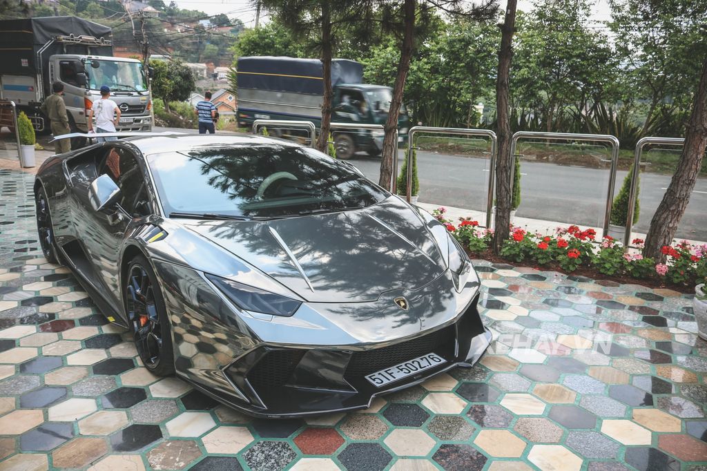 Người Đà Lạt thích thú khi nhìn thấy Lamborghini Huracan Novara độc nhất Việt Nam