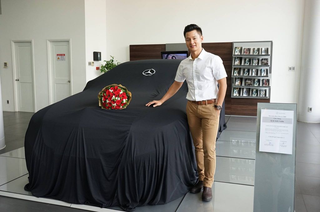 Ca sĩ Đức Tuấn rạng ngời giây phút 