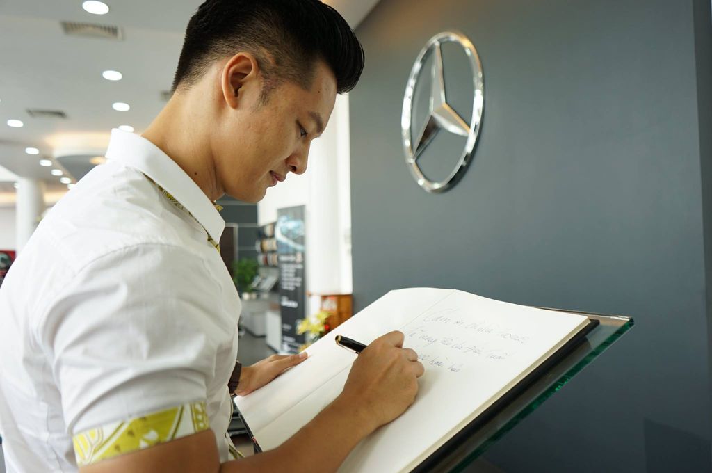 Ca sĩ Đức Tuấn rạng ngời giây phút 