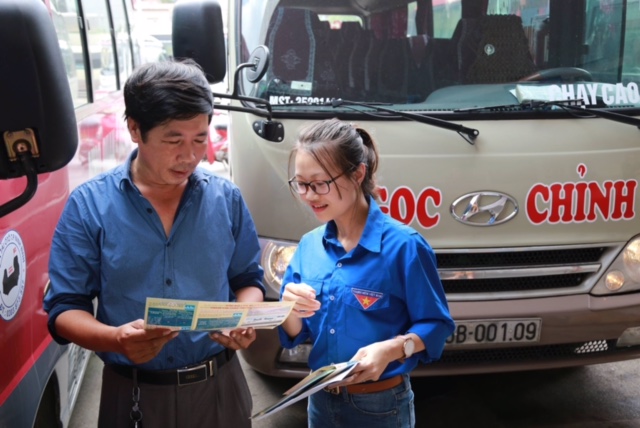 Tuổi trẻ Sở GTVT Hà Nội tuyên truyền đảm bảo trật tự an toàn giao thông