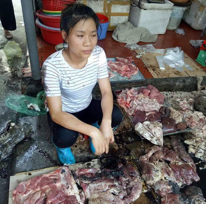 Hải Phòng: Bắt khẩn cấp hai đối tượng hắt dầu luyn vào thịt lợn