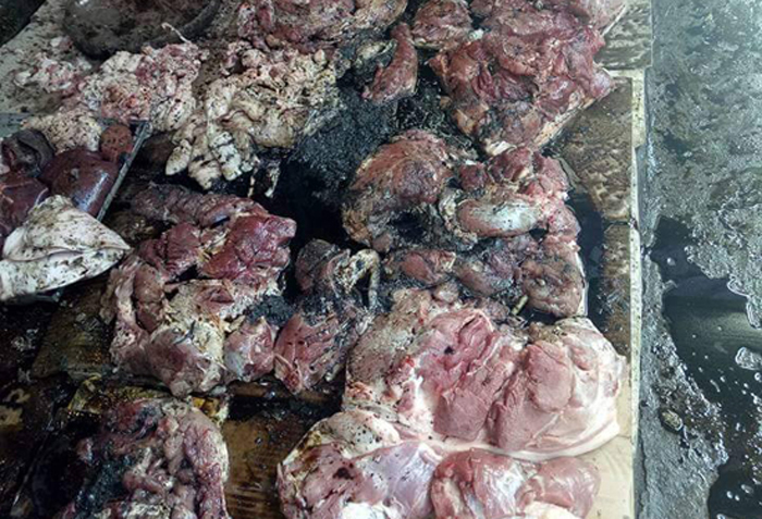 Hải Phòng: Bắt khẩn cấp hai đối tượng hắt dầu luyn vào thịt lợn