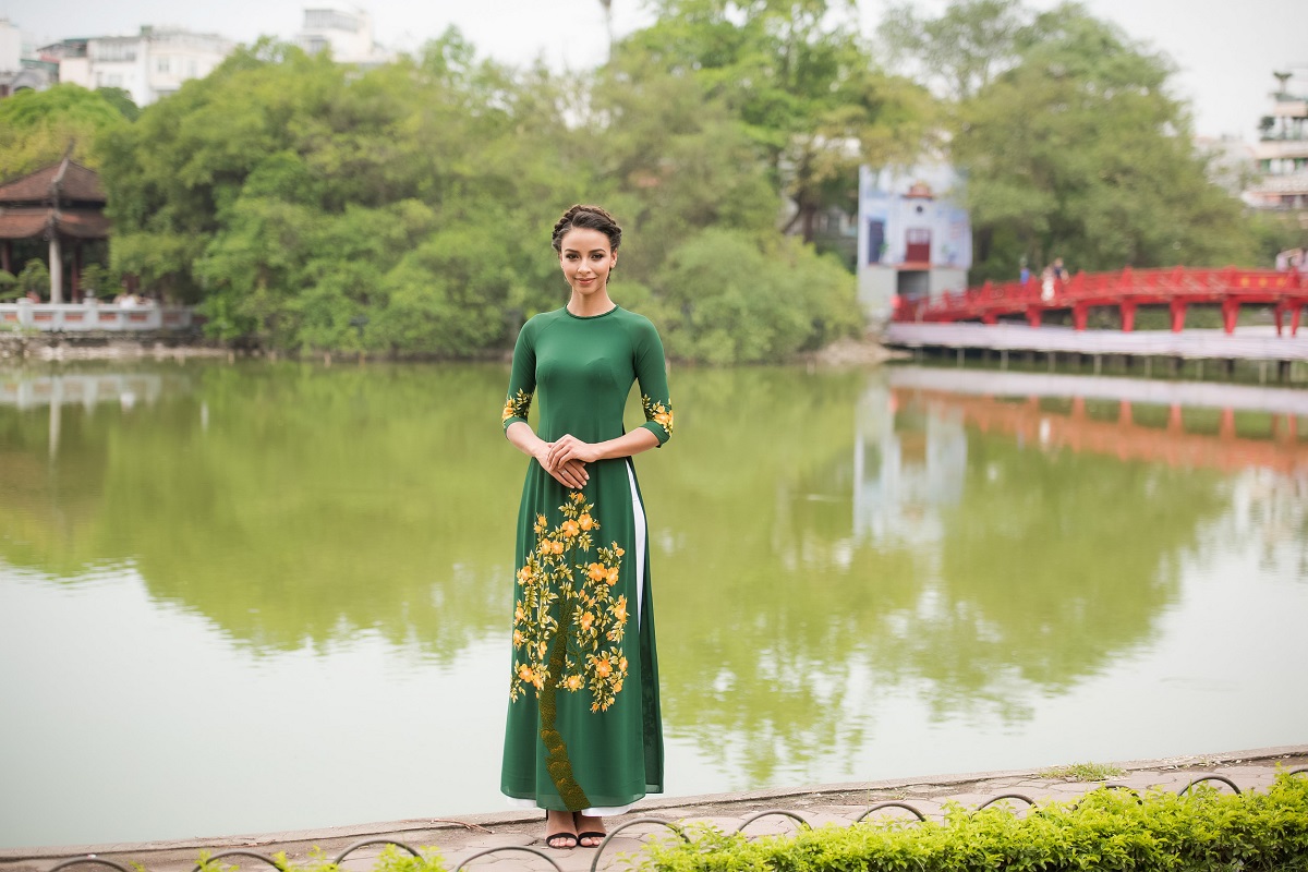 Hoa hậu Pháp Flora diện áo dài dạo Hồ Gươm