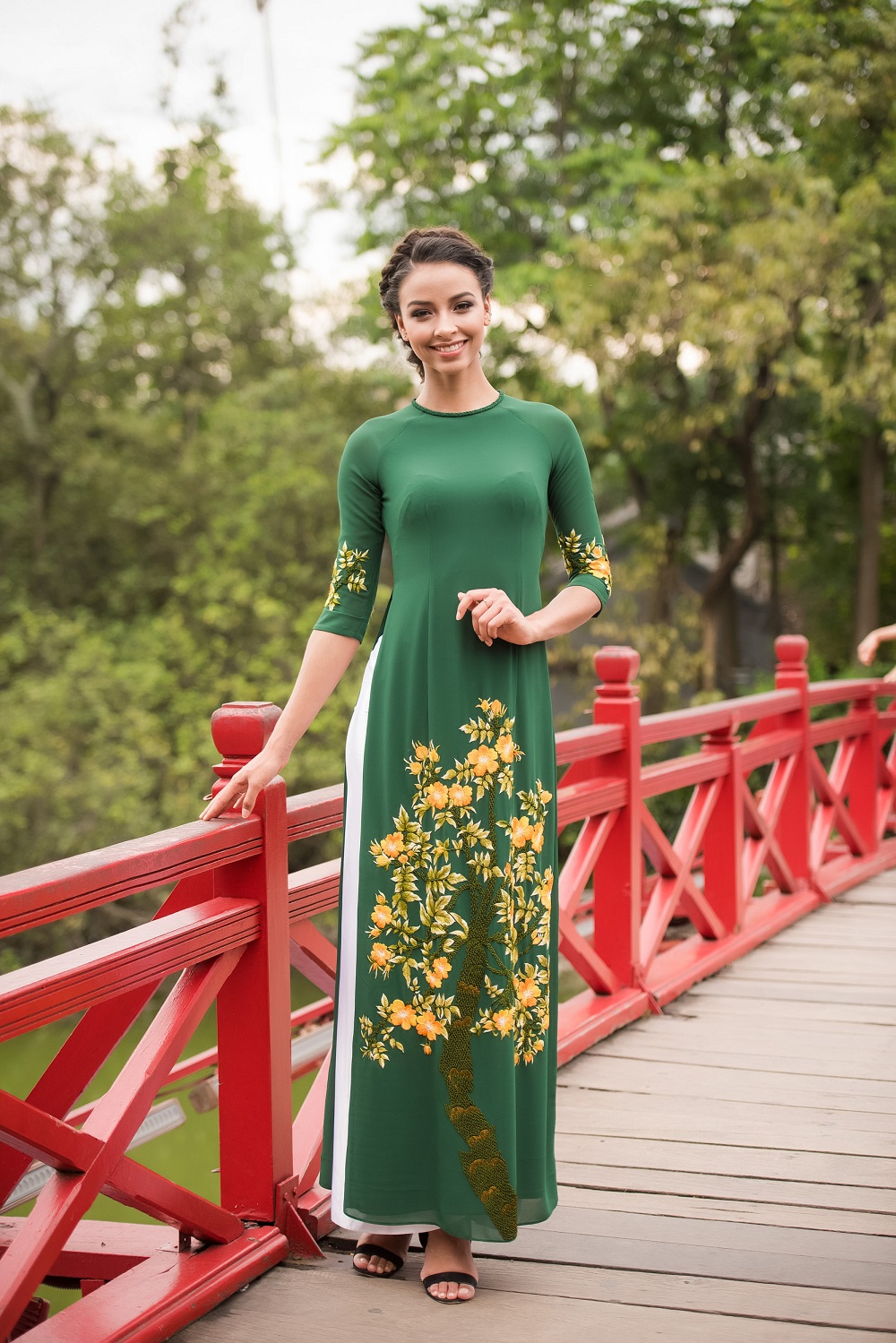 Hoa hậu Pháp Flora diện áo dài dạo Hồ Gươm