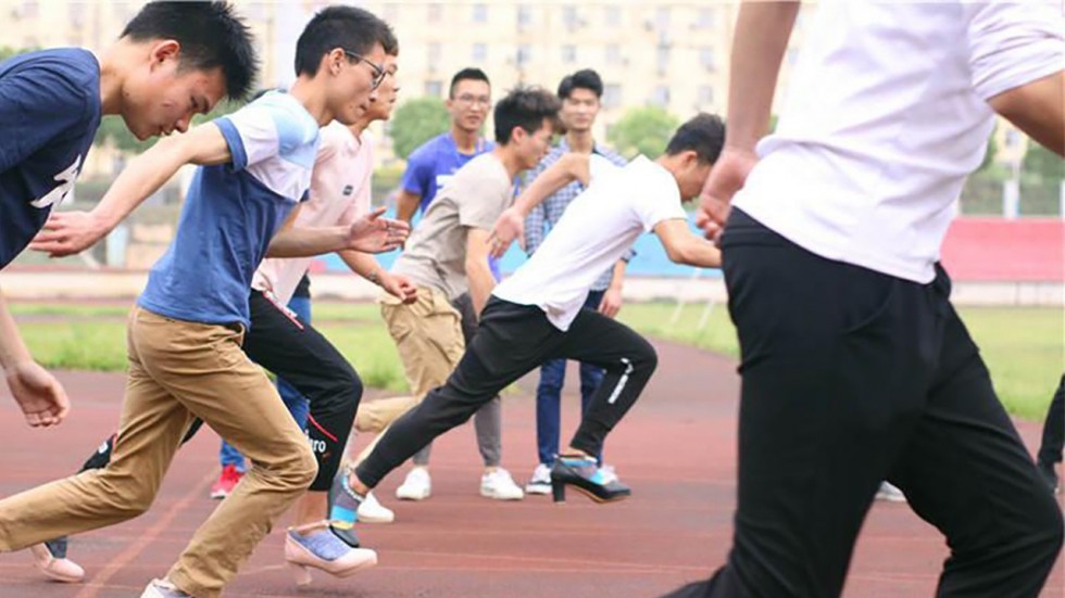 Nam sinh Trung Quốc đi giày cao gót thi chạy mừng Ngày của mẹ