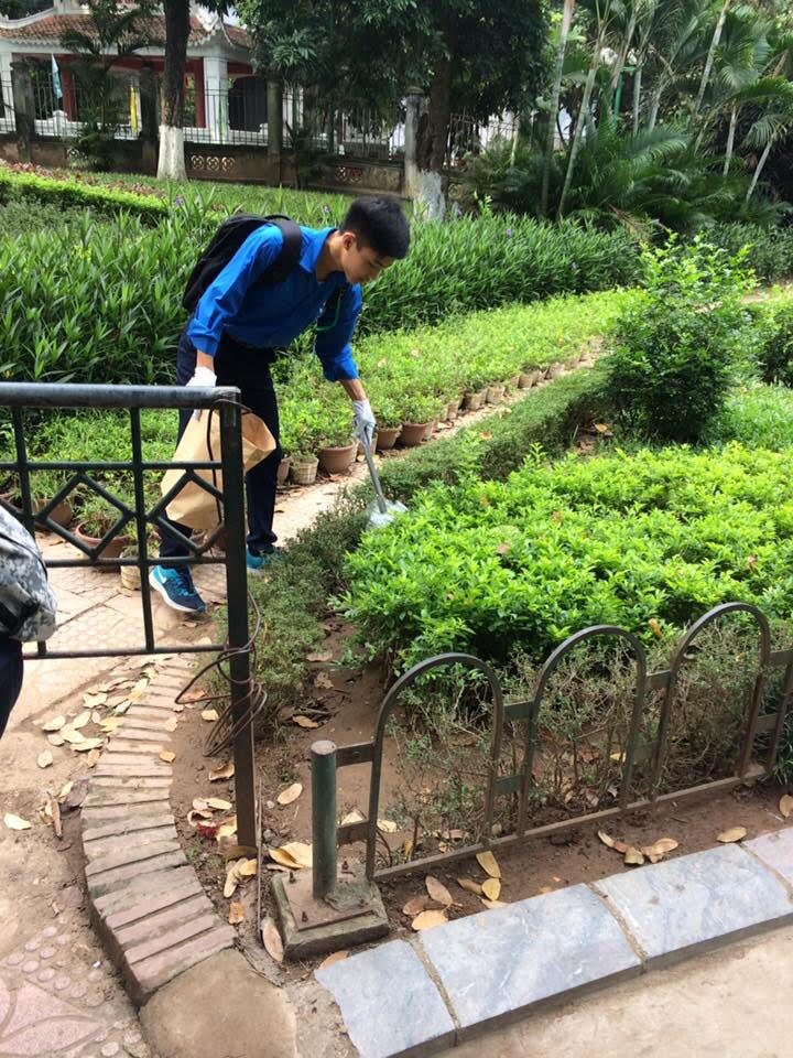Những bạn trẻ tình nguyện  làm sạch công viên Thủ Lệ dịp cuối tuần