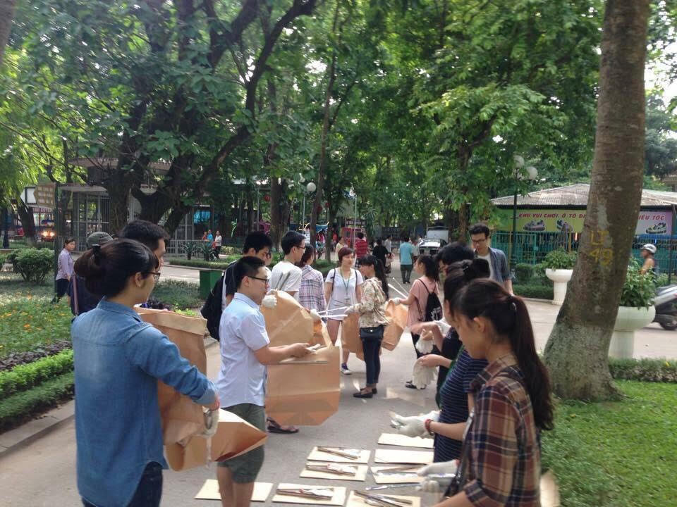 Những bạn trẻ tình nguyện  làm sạch công viên Thủ Lệ dịp cuối tuần