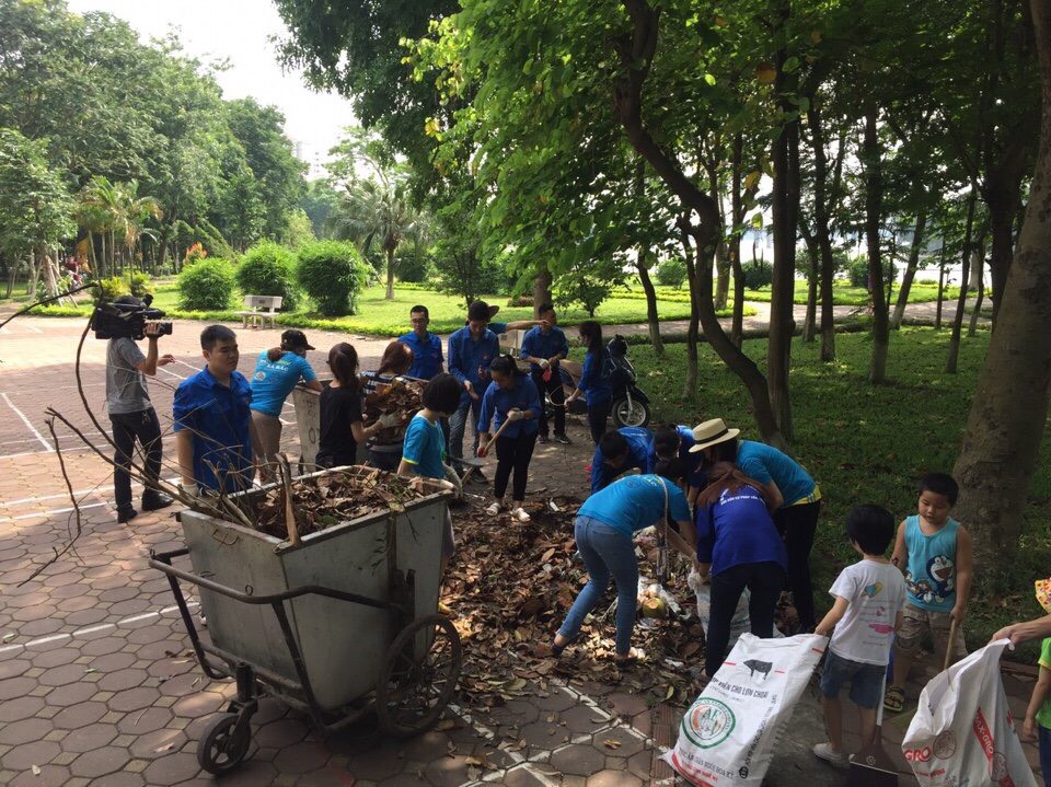 Sắc xanh tình nguyện làm sạch khu đô thị Linh Đàm