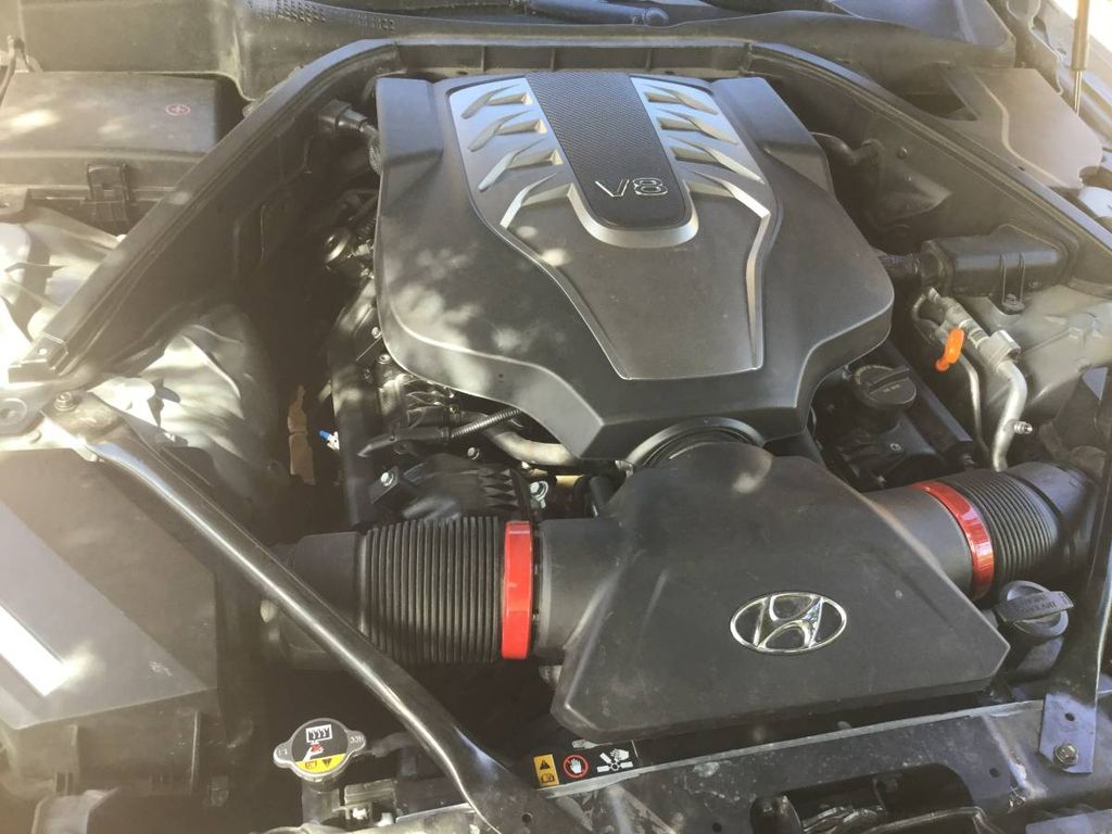 Sau tai nạn, Genesis V8 bị 