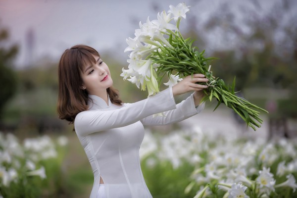 Thiếu nữ Hà thành duyên dáng bên hoa loa kèn