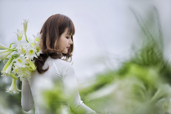 Thiếu nữ Hà thành duyên dáng bên hoa loa kèn
