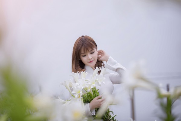 Thiếu nữ Hà thành duyên dáng bên hoa loa kèn