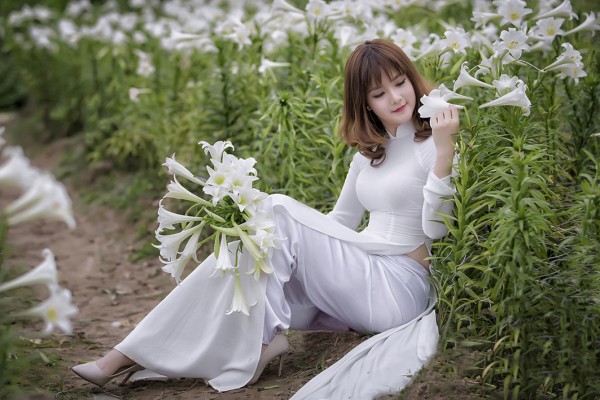 Thiếu nữ Hà thành duyên dáng bên hoa loa kèn