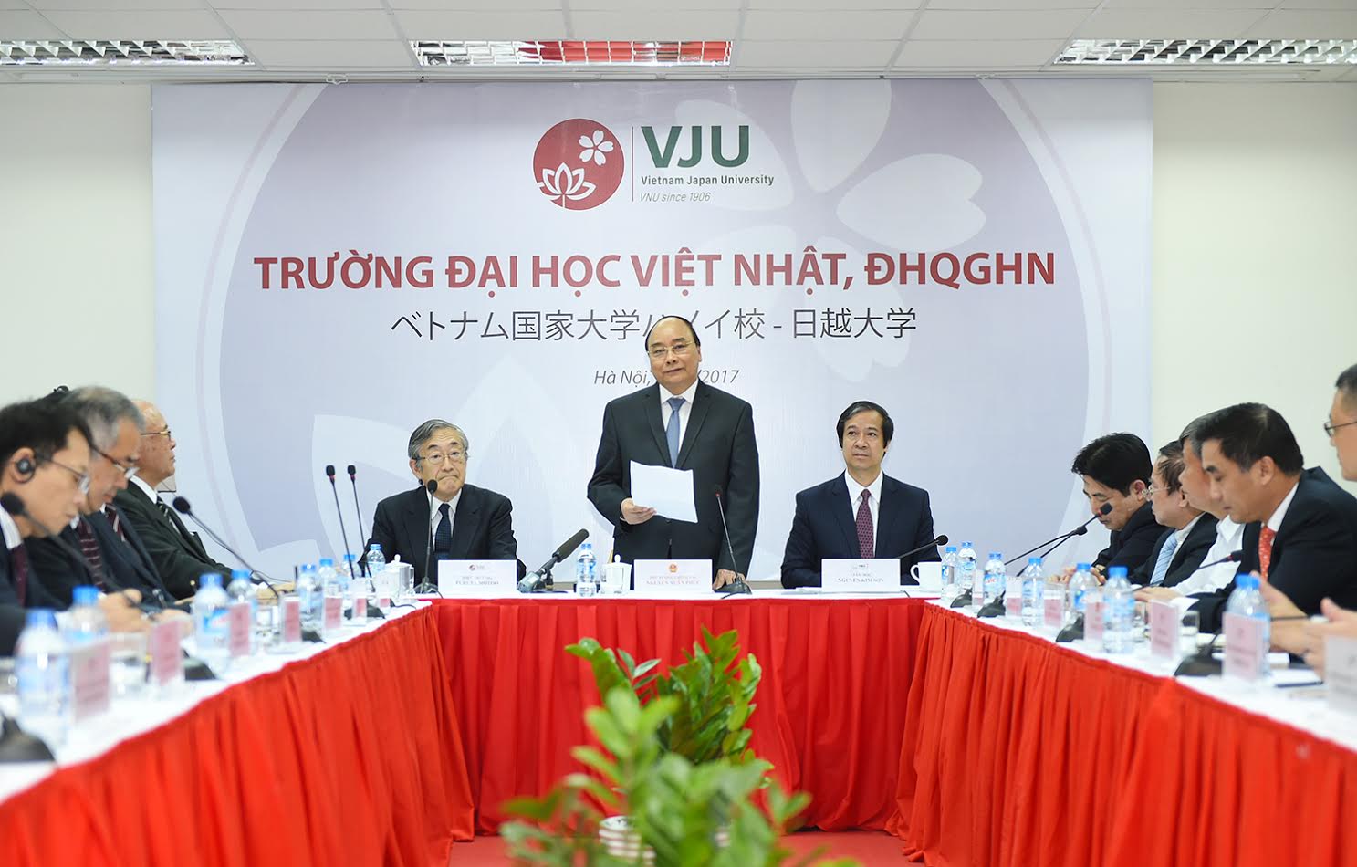 Thủ tướng thăm và làm việc với cán bộ, giảng viên Đại học Việt Nhật