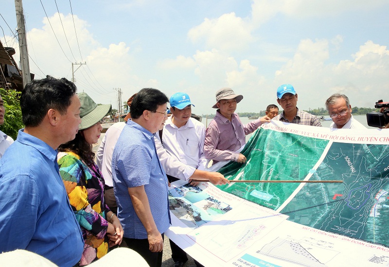 Phó Thủ tướng Trịnh Đình Dũng họp bàn giải pháp phòng chống sạt lở vùng ĐBSCL