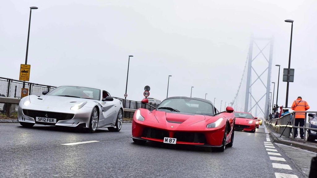 75 chiếc Ferrari diễu hành trên cầu mừng sinh nhật 70 tuổi của Ferrari Club