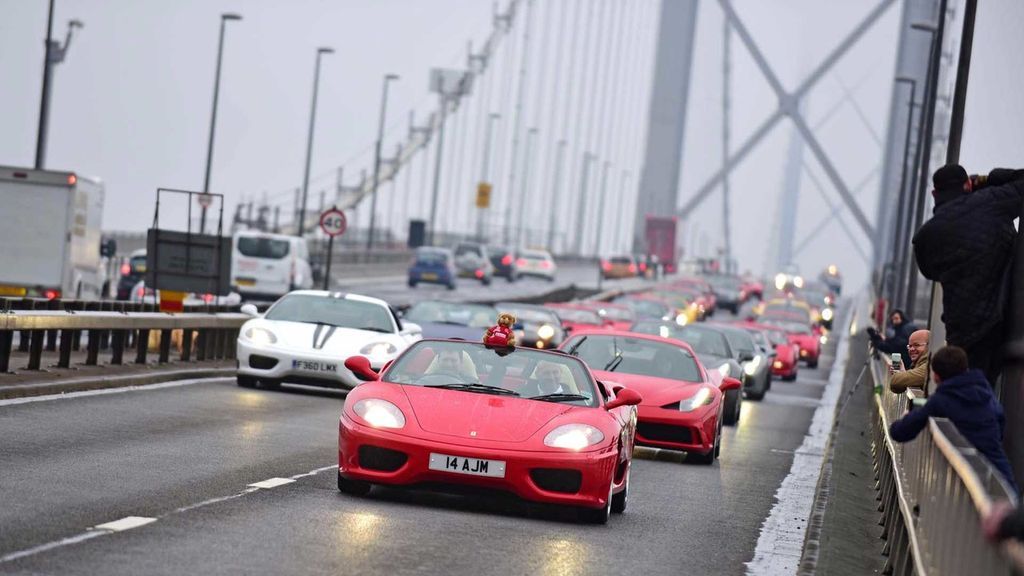 75 chiếc Ferrari diễu hành trên cầu mừng sinh nhật 70 tuổi của Ferrari Club