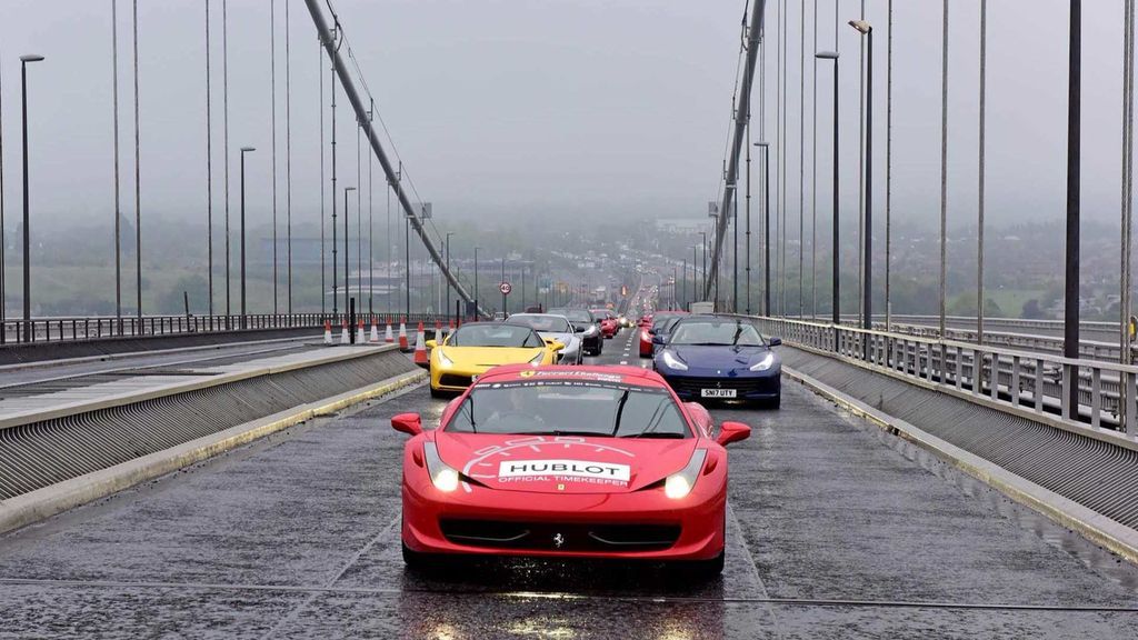 75 chiếc Ferrari diễu hành trên cầu mừng sinh nhật 70 tuổi của Ferrari Club